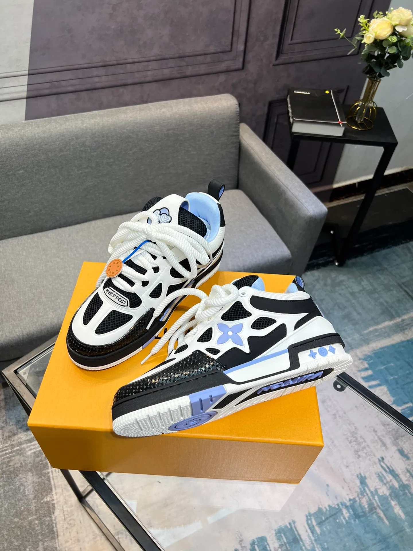 Men's men's shoes💰800 LV top version new style purchasing quality LV~Louis Vuitton LV TRAINER's best-looking sneakers, donkey brand strongly promotes new products, official website limited edition retro basketball sneakers! Both high-top and low-top models spent money to purchase 1:1 accurate reproductions of the originals. The details are invincible and full of sincerity. The imported custom-made original cowhide leather is the same as the original package. The details are 100% restored. The private model customizes the original one-piece TPU outsole. It is different from other brands. Without the original version, this effect cannot be achieved!                Men's and women's models 35-40 39-45 (46 is custom-made and cannot be returned or exchanged)